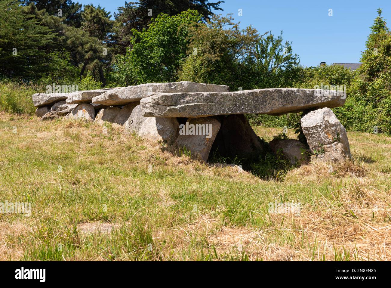 Jungsteinzeitliche überdachte Strecke von Prajou (Trebeurden, Cotes d'Armor, Bretagne, Frankreich) Stockfoto