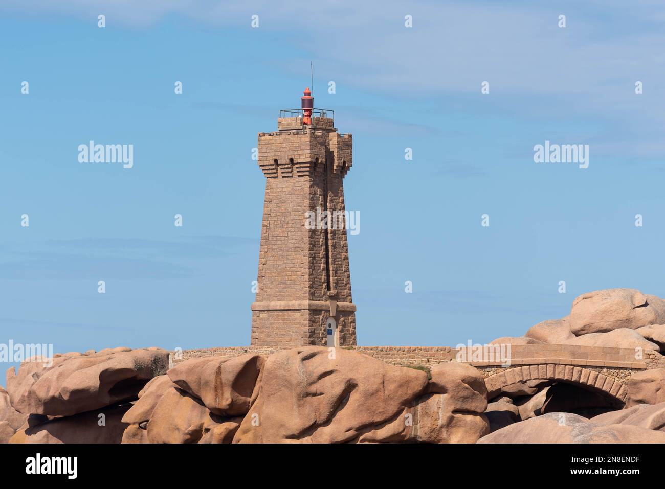 Leuchtturm Mean Ruz an der rosafarbenen Granitküste (Ploumanac’h, Cotes d'Armor, Bretagne, Frankreich) Stockfoto