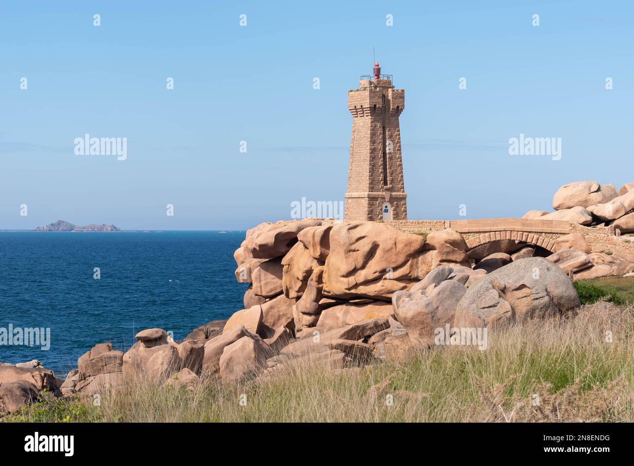 Leuchtturm Mean Ruz an der rosafarbenen Granitküste (Ploumanac’h, Cotes d'Armor, Bretagne, Frankreich) Stockfoto