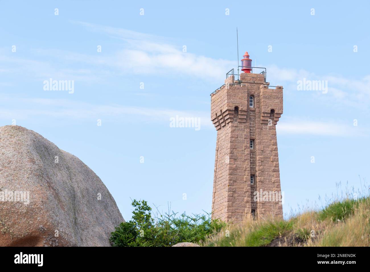 Leuchtturm Mean Ruz an der rosafarbenen Granitküste (Ploumanac’h, Cotes d'Armor, Bretagne, Frankreich) Stockfoto