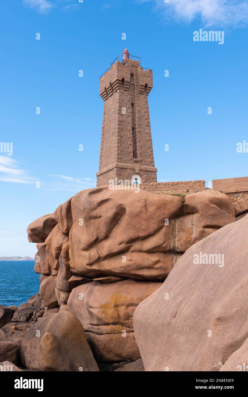 Leuchtturm Mean Ruz an der rosafarbenen Granitküste (Ploumanac’h, Cotes d'Armor, Bretagne, Frankreich) Stockfoto