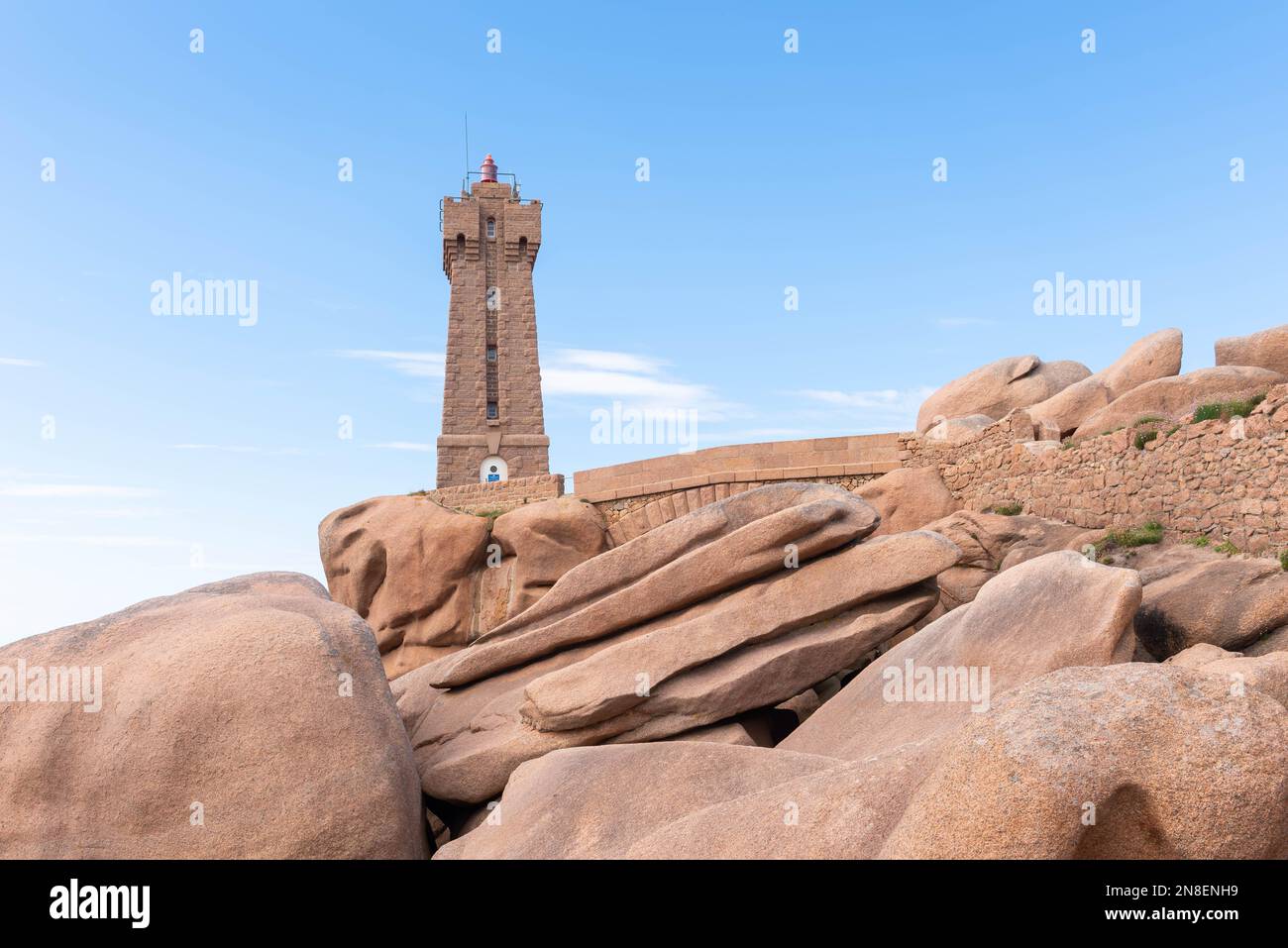 Leuchtturm Mean Ruz an der rosafarbenen Granitküste (Ploumanac’h, Cotes d'Armor, Bretagne, Frankreich) Stockfoto