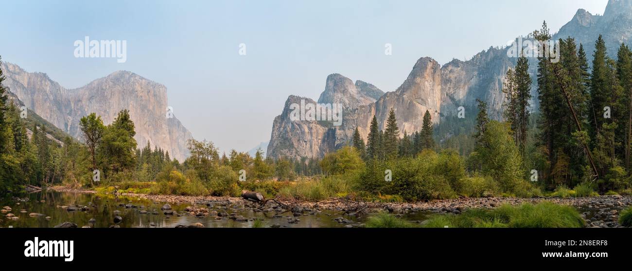 Typische Postkarte von El Capitan und nahe gelegenen Bergen mit dem Merced River im Vordergrund, Yosemite NP Stockfoto