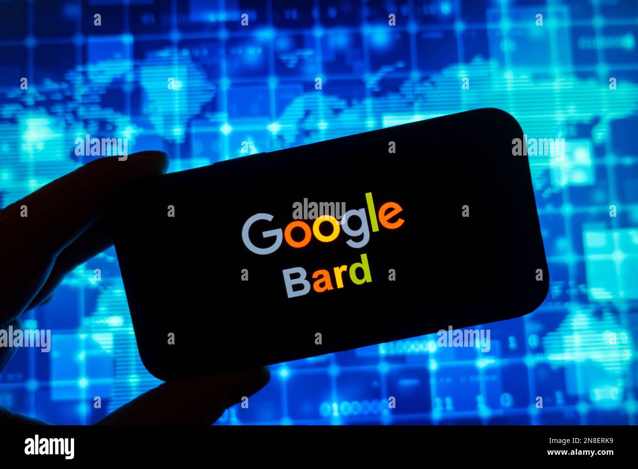 Digitale Zusammensetzung des Google Bard AI-Chatbot-Logos auf dem Bildschirm des Telefons Stockfoto