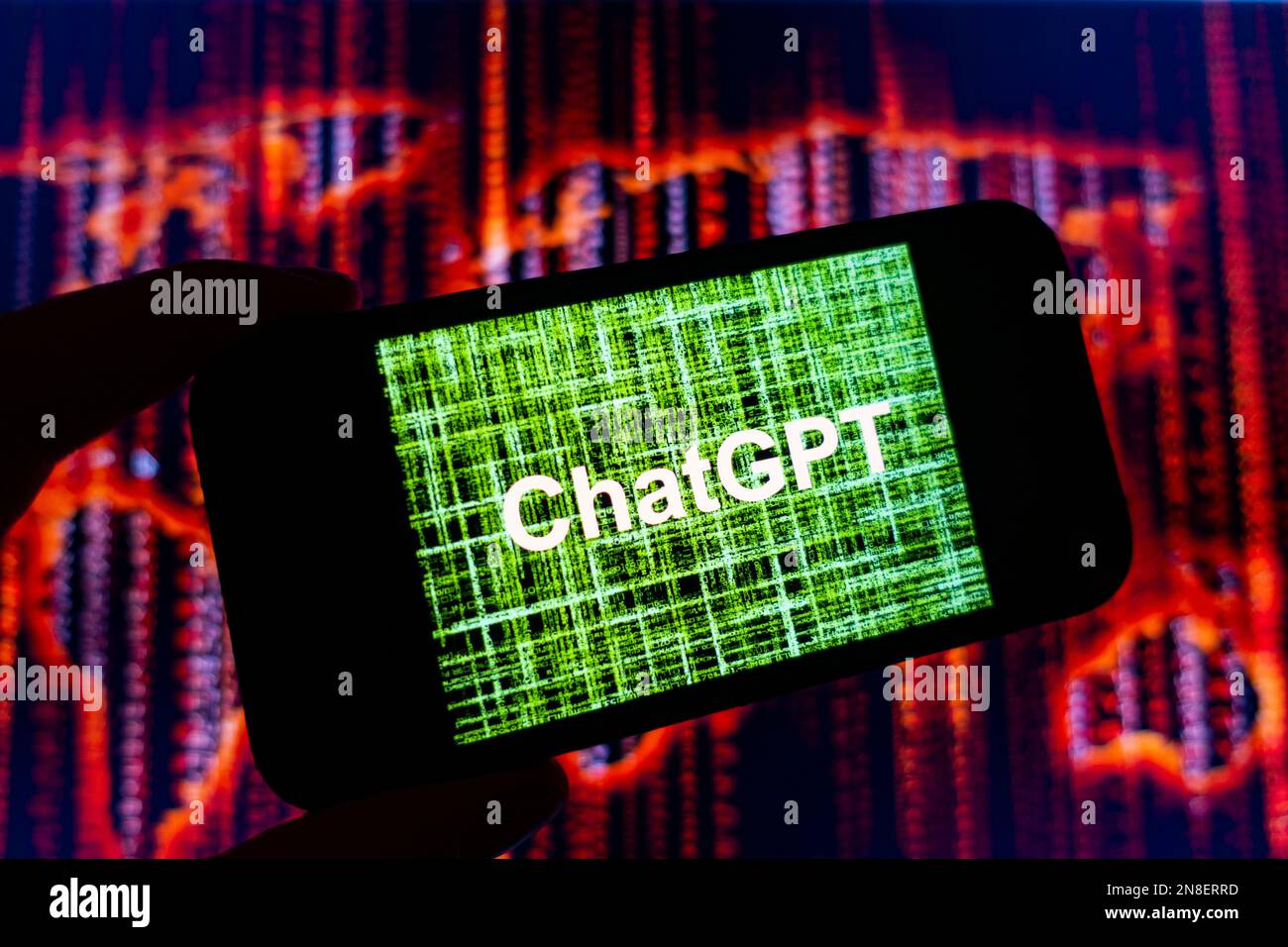 Digitales Composite des Microsoft ChatGPT OpenAI Chatbot-Logos auf dem Telefonbildschirm Stockfoto