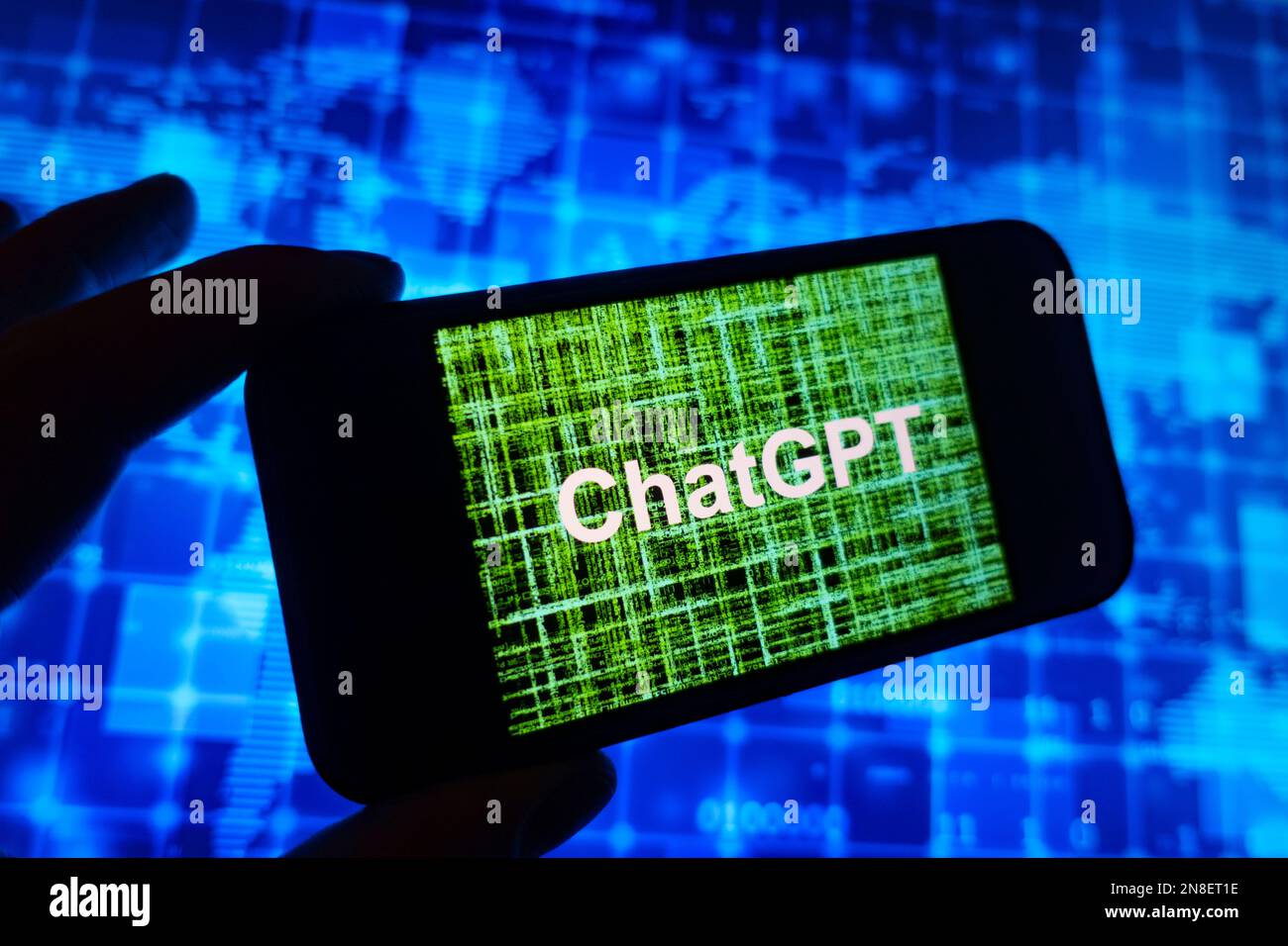 Digitales Composite des Microsoft ChatGPT OpenAI Chatbot-Logos auf dem Telefonbildschirm Stockfoto