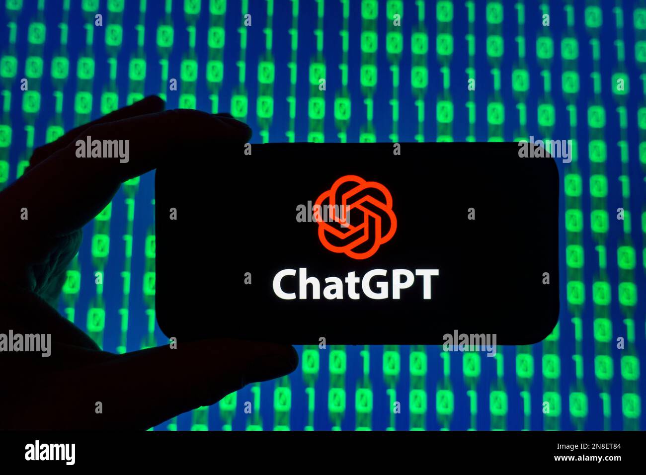 Digitales Composite des Microsoft ChatGPT OpenAI Chatbot-Logos auf dem Telefonbildschirm Stockfoto