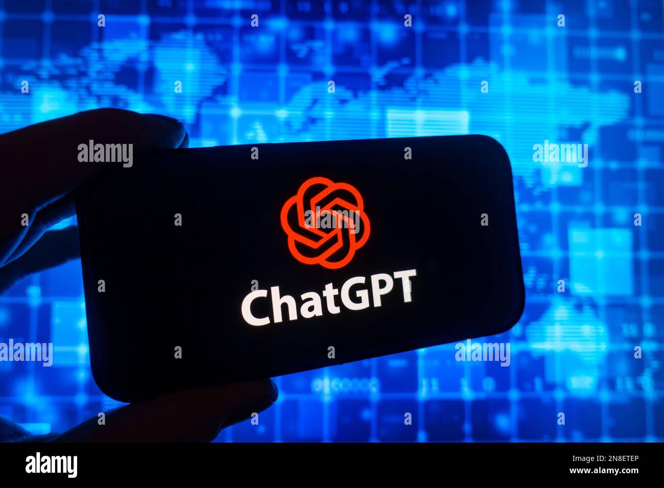 Digitales Composite des Microsoft ChatGPT OpenAI Chatbot-Logos auf dem Telefonbildschirm Stockfoto