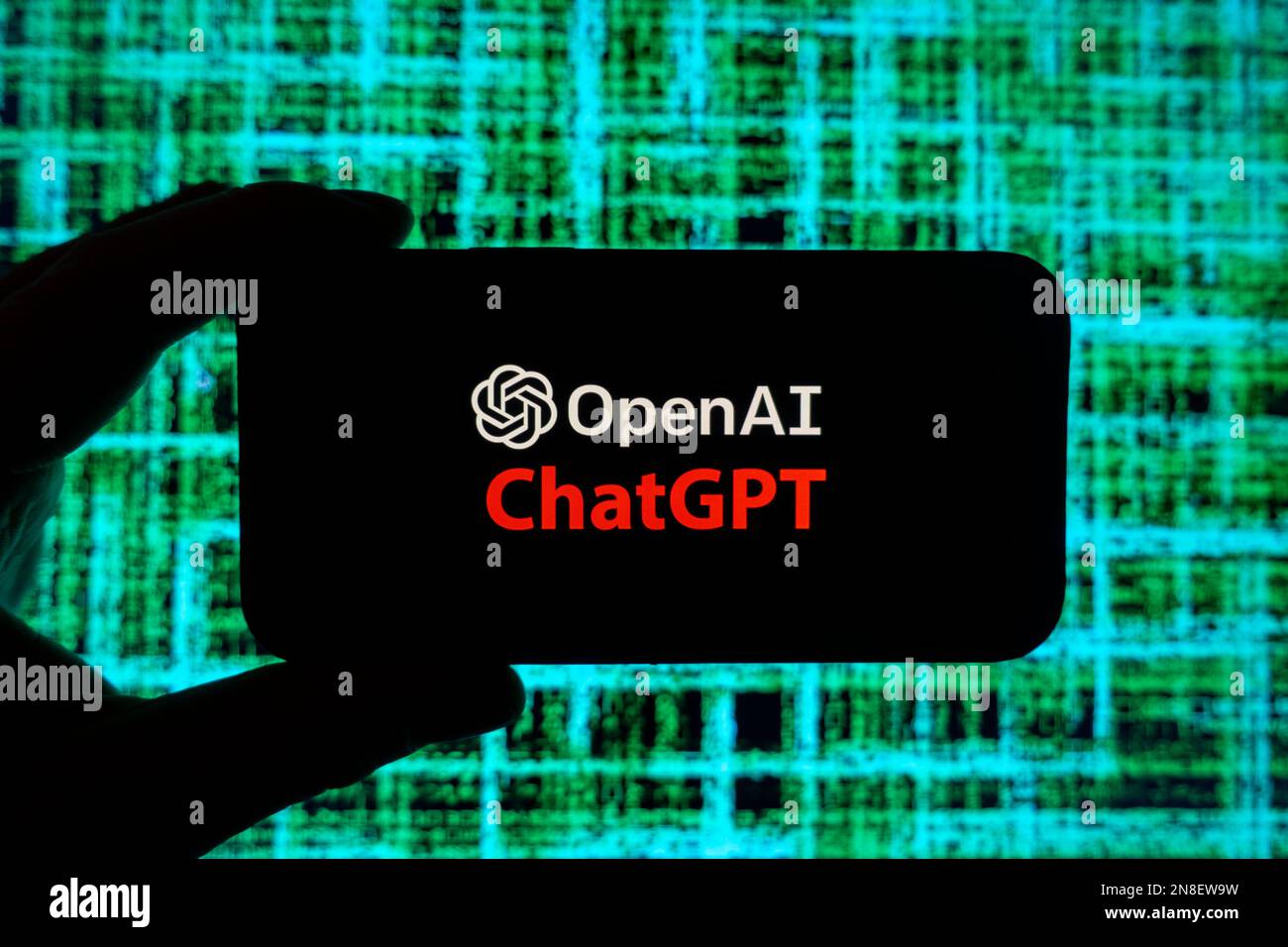 Digitales Composite des Microsoft ChatGPT OpenAI Chatbot-Logos auf dem Telefonbildschirm Stockfoto
