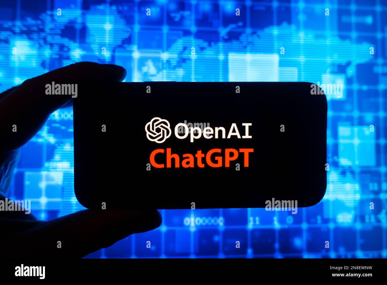 Digitales Composite des Microsoft ChatGPT OpenAI Chatbot-Logos auf dem Telefonbildschirm Stockfoto