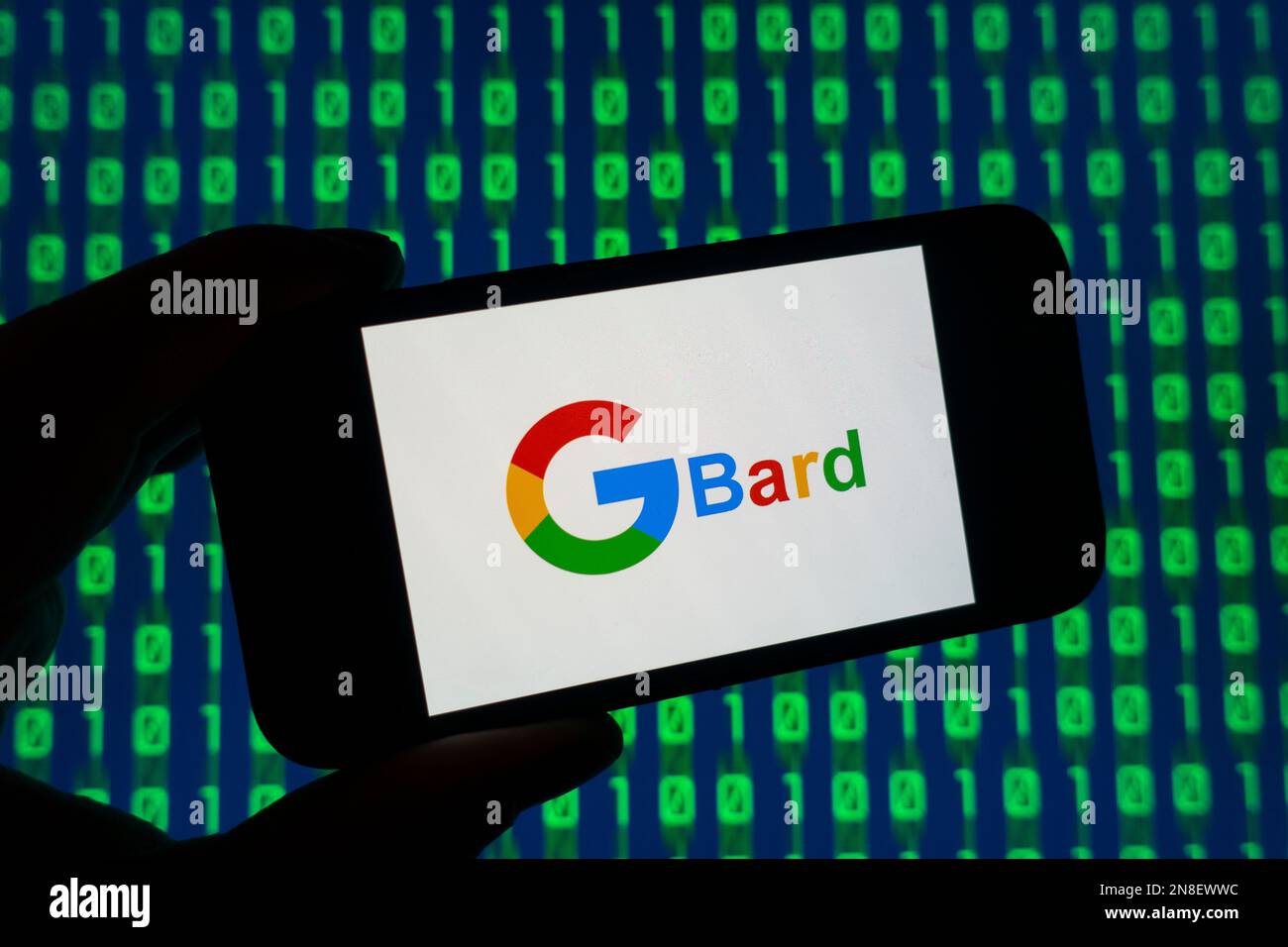 Digitale Zusammensetzung des Google Bard AI-Chatbot-Logos auf dem Bildschirm des Telefons Stockfoto