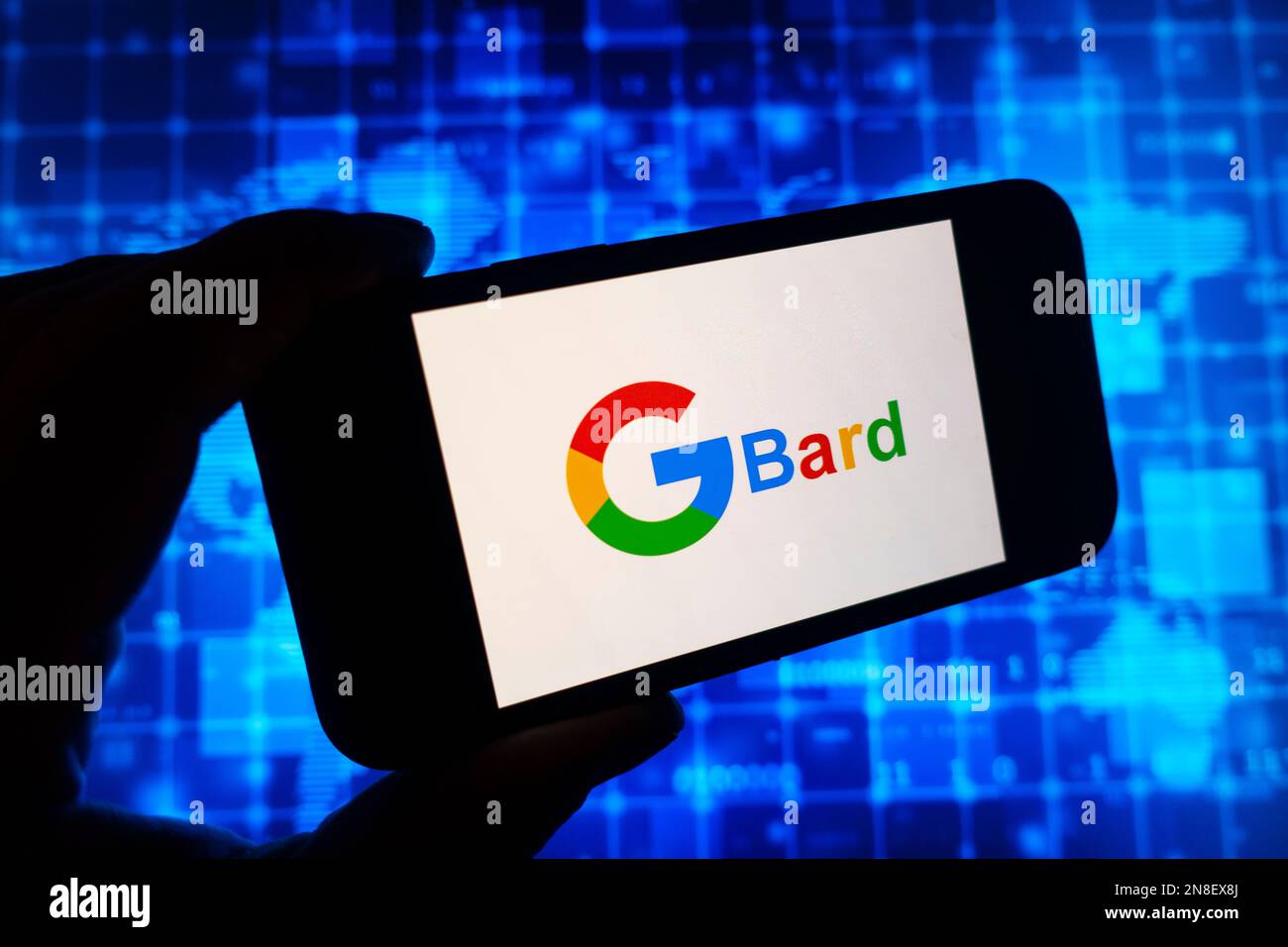 Digitale Zusammensetzung des Google Bard AI-Chatbot-Logos auf dem Bildschirm des Telefons Stockfoto