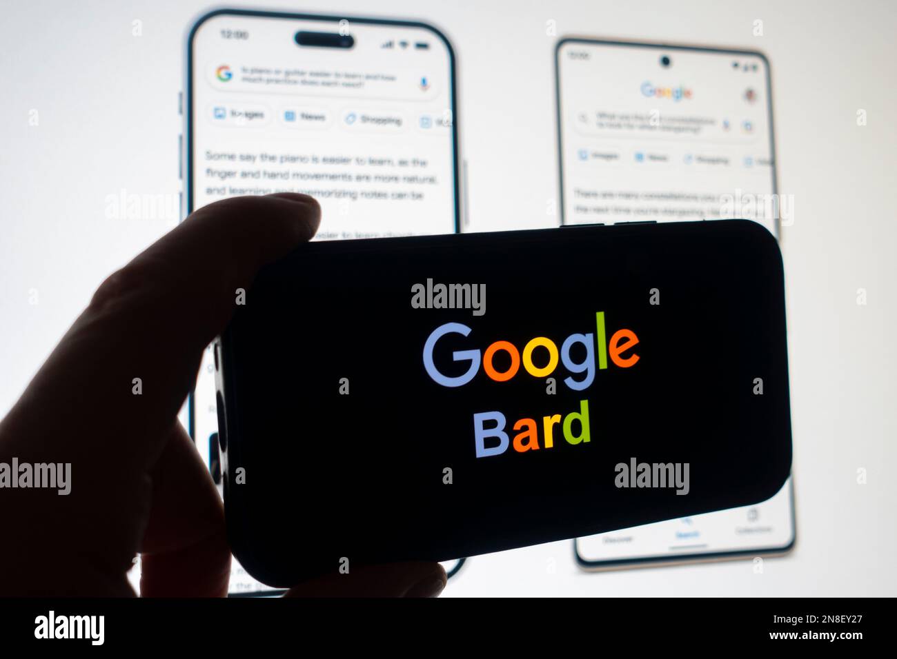 Digitale Zusammensetzung des Google Bard AI-Chatbot-Logos auf dem Bildschirm des Telefons Stockfoto