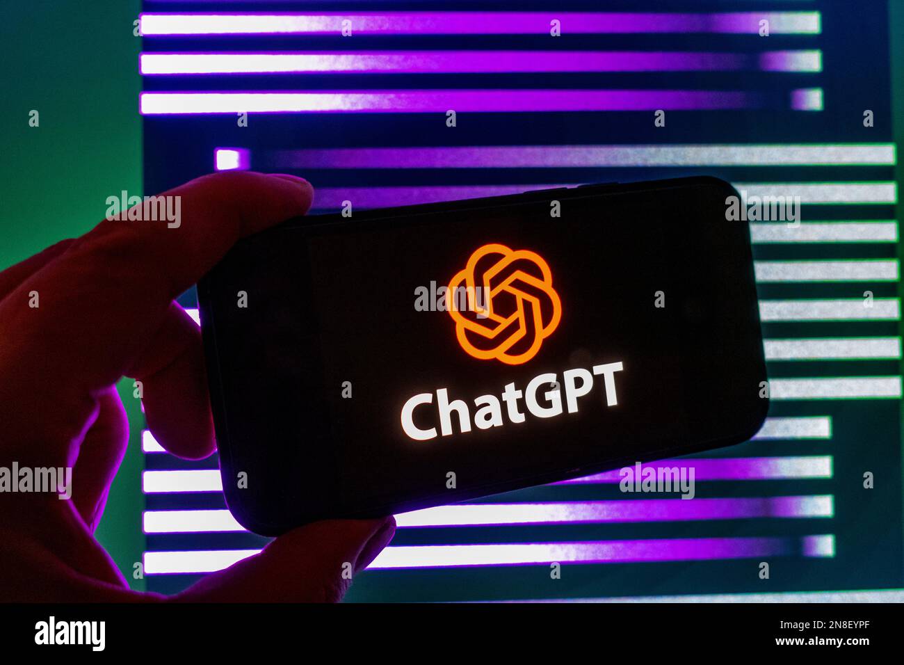 Digitales Composite des Microsoft ChatGPT OpenAI Chatbot-Logos auf dem Telefonbildschirm Stockfoto