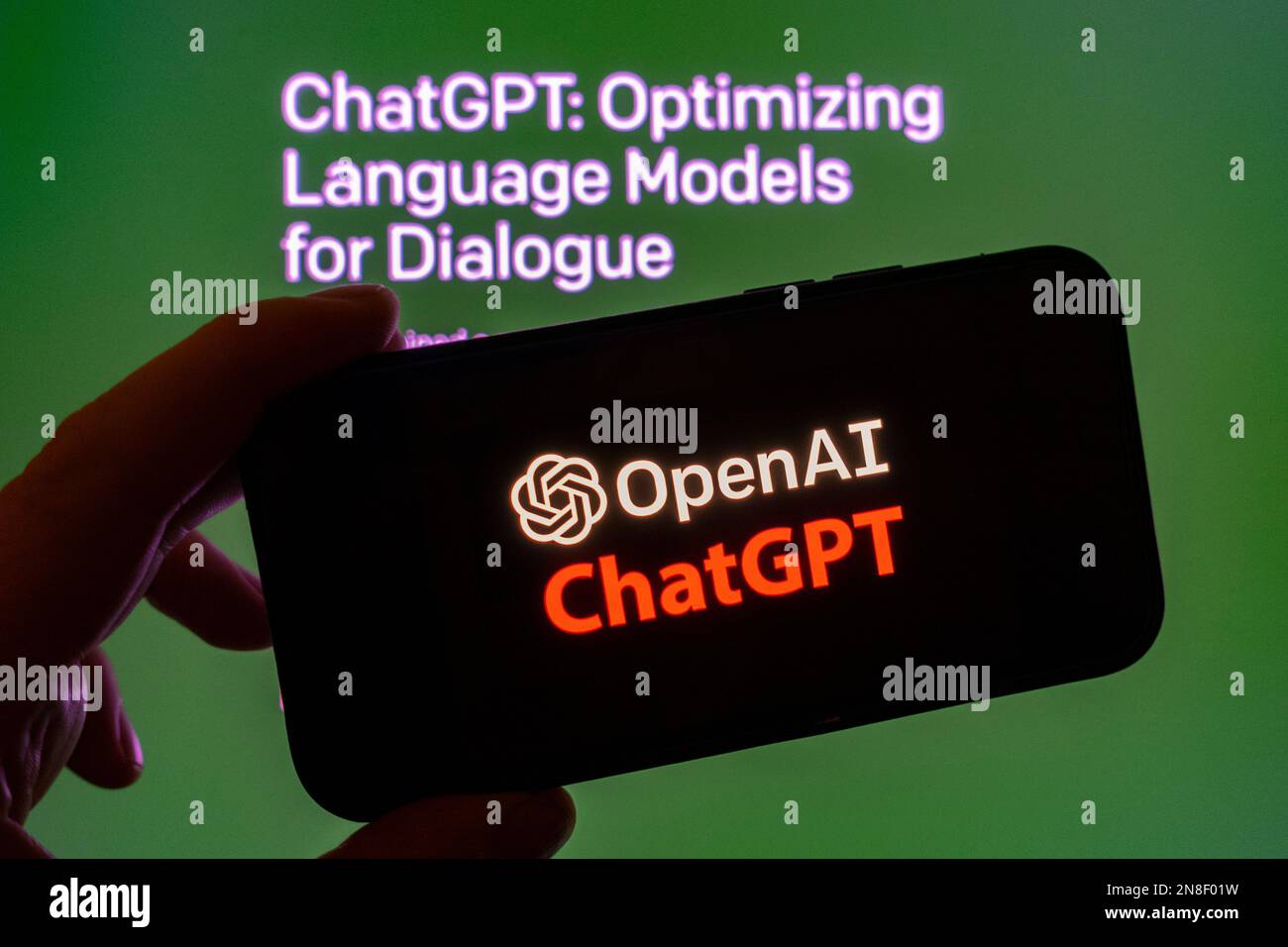 Digitales Composite des Microsoft ChatGPT OpenAI Chatbot-Logos auf dem Telefonbildschirm Stockfoto