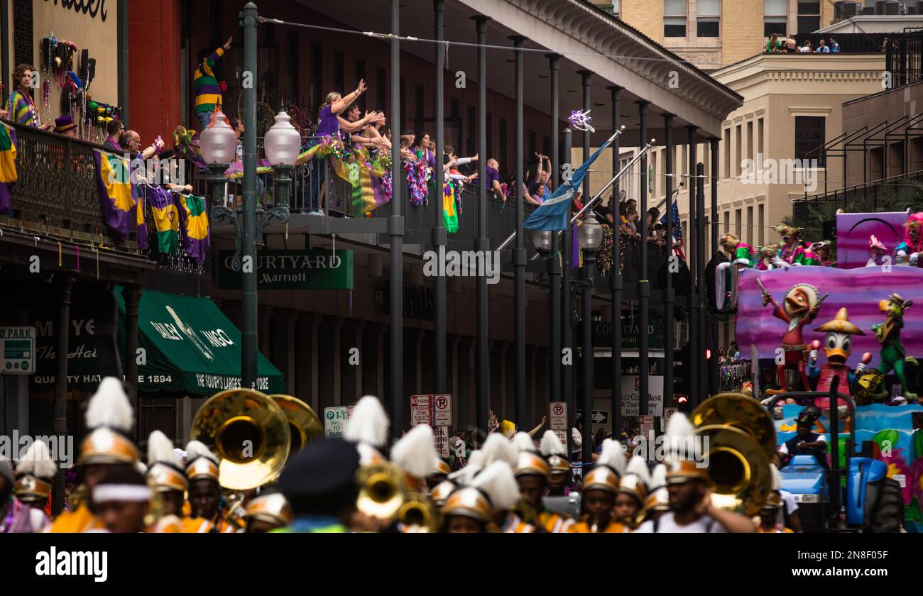 Zuschauer, die bei der Krewe of Iris Parade am Mardi Gras 2019 in New Orleans nach Perlen greifen Stockfoto