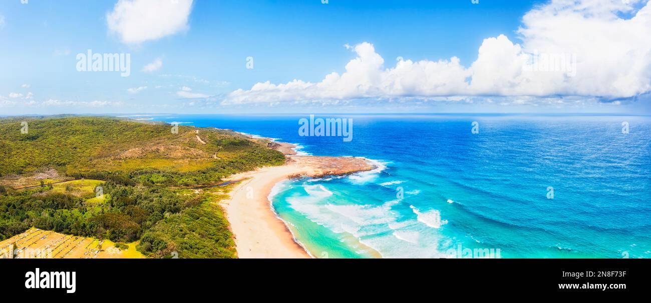 Panoramablick über die Pazifikküste Australiens über den Baldy Cliff Middle Camp Beach in der Catherine Hill Bay. Stockfoto