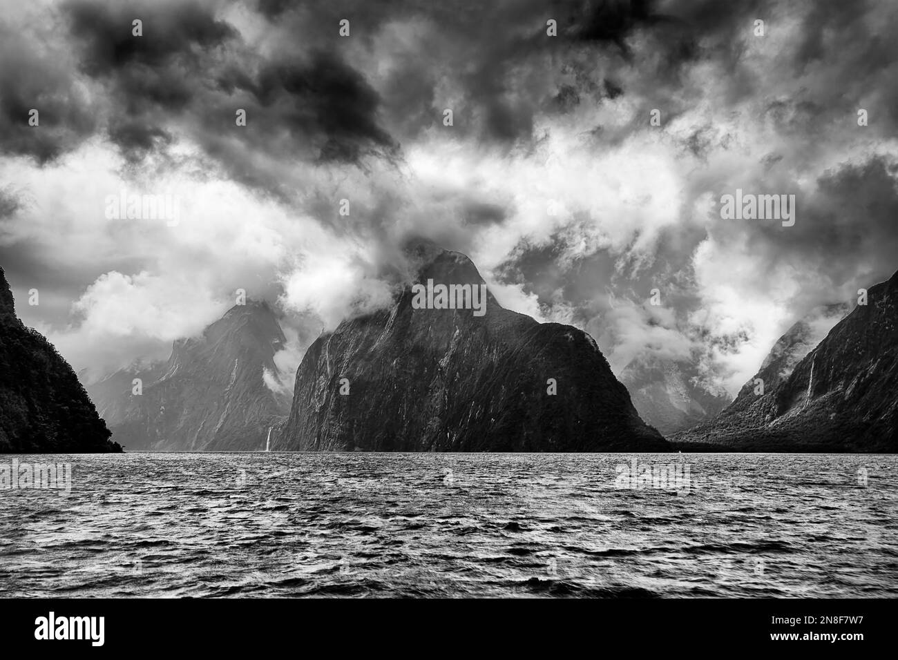Dramatische Regenwetter im Milford Sound fiordland von Neuseeland rund um die Berggipfel. Stockfoto
