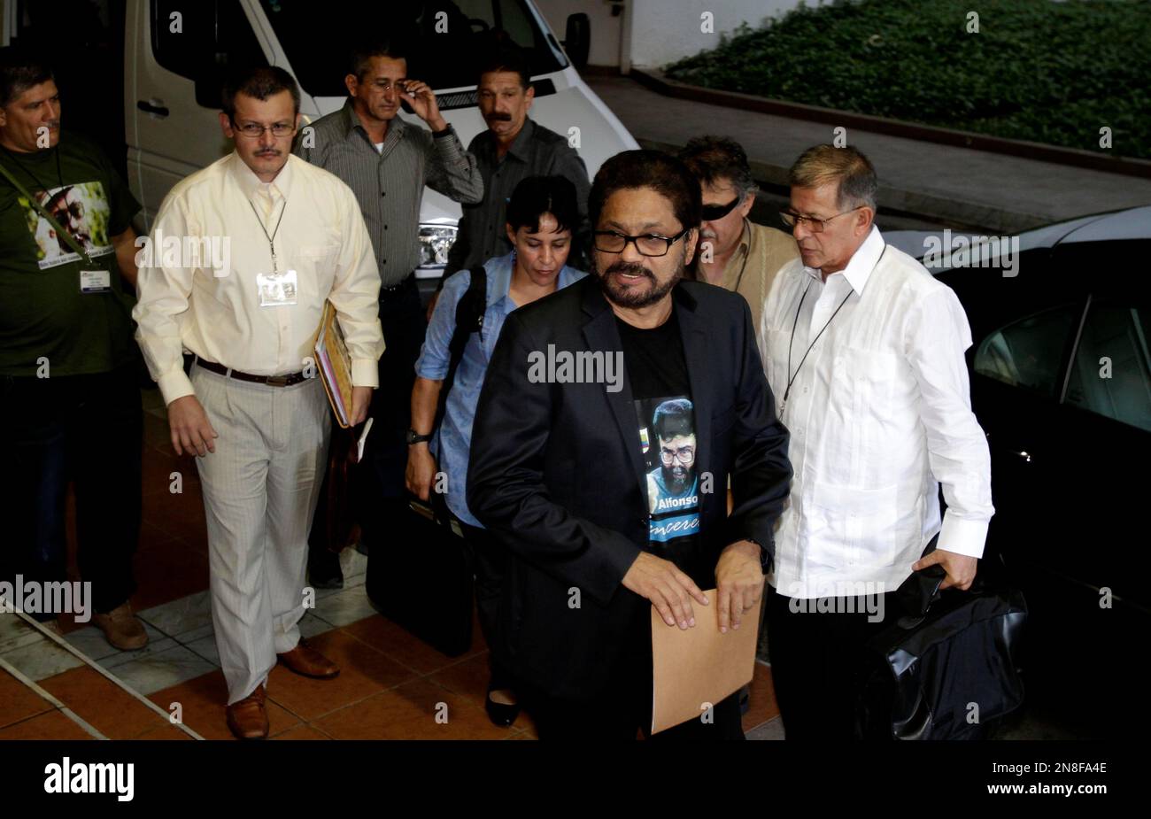 Ivan Marquez, center, chief negotiator for Colombia's Revolutionary Armed Forces of Colombia, or FARC, and the other members of FARC arrive for peace talks with negotiators from Colombia's government in Havana, Cuba, Sunday, Dec. 9, 2012. (AP Photo/Franklin Reyes) Stockfoto