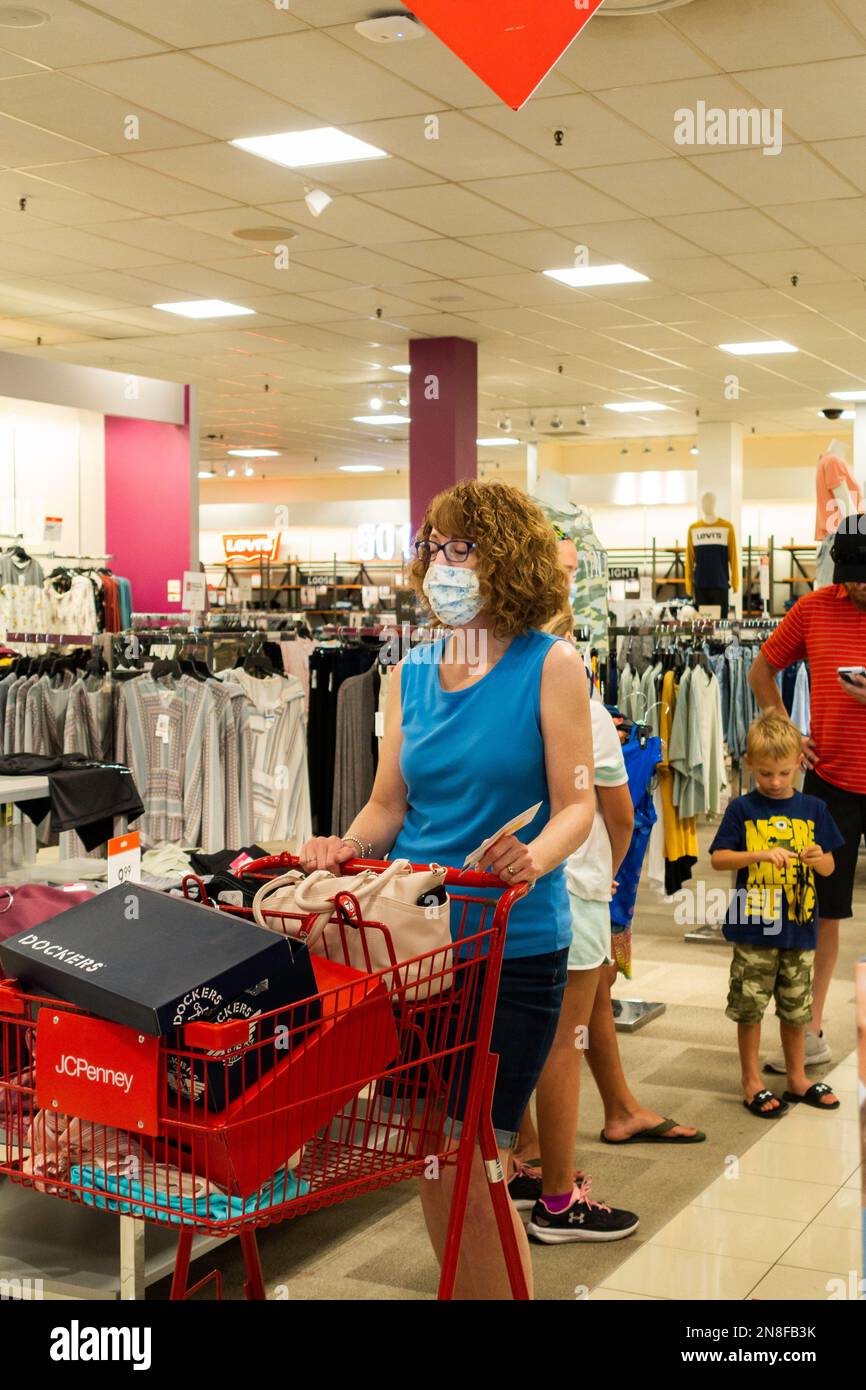 Vier Personen, die Masken trugen, standen in der Schlange, um in einem Kohl's Kaufhaus während der Covid-Pandemie 2020 für Waren zu bezahlen. Wichita, Kansas, USA. Stockfoto