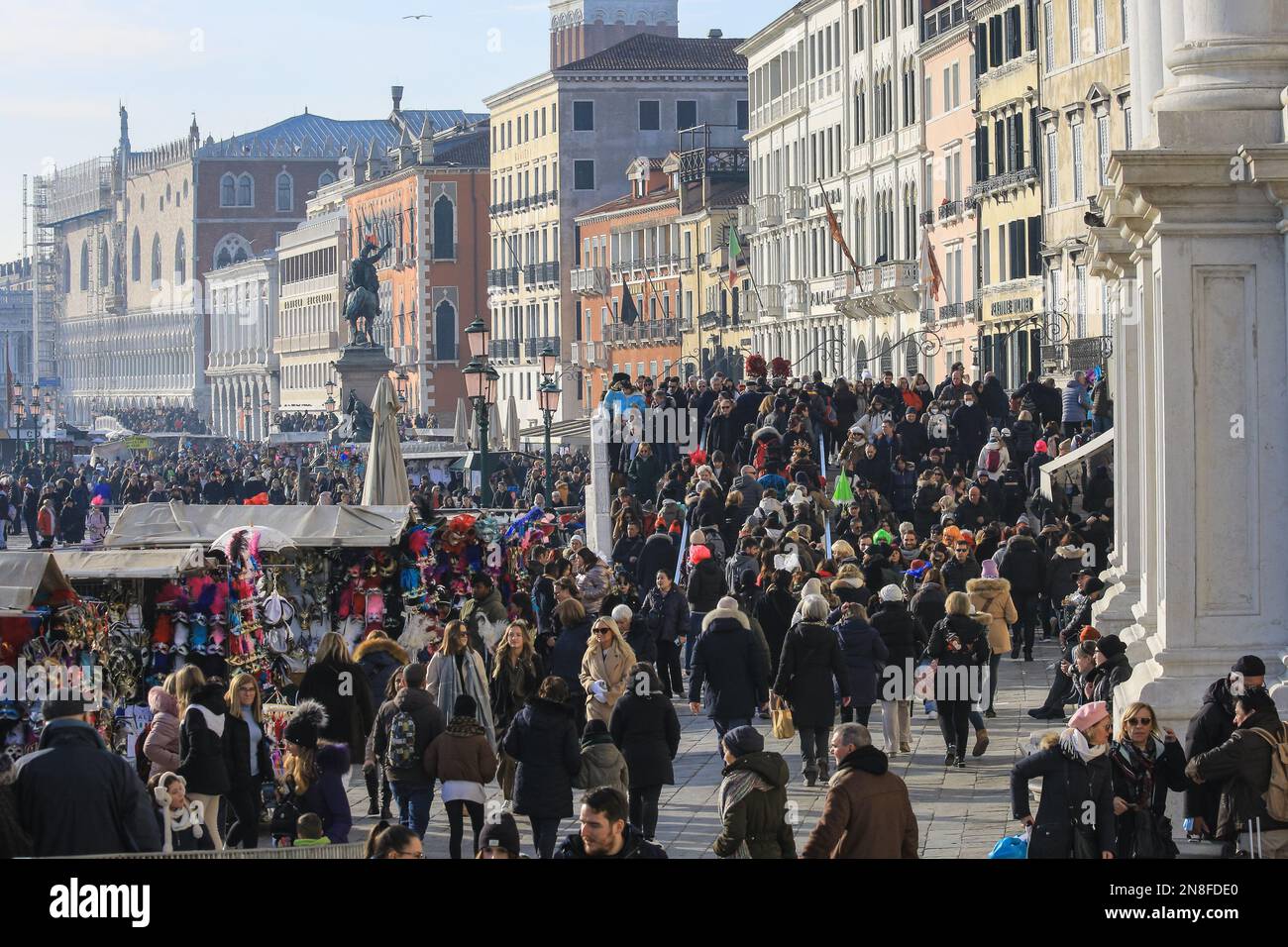 Venedig, Italien. 11. Februar 2023. Die dicht gepackte Riva degli Schiavoni am Ufer. In den zentralen Gegenden von Venedig sind für den Karneval 2023, dem ersten Jahr, in dem nach Covid wieder volle Feierlichkeiten stattfinden, vollgepackte Straßen, Boulevards und Brücken zu sehen. Am Nachmittag schätzte die örtliche Polizei, dass ca. achtzigtausend Feiern, Besucher und Einheimische allein in der Gegend um den Markusplatz waren. Venedig sonnte sich heute in der wunderschönen Sonne, die vielleicht noch mehr Menschen dazu gebracht hat, mitzumachen. Kredit: Imageplotter/Alamy Live News Stockfoto