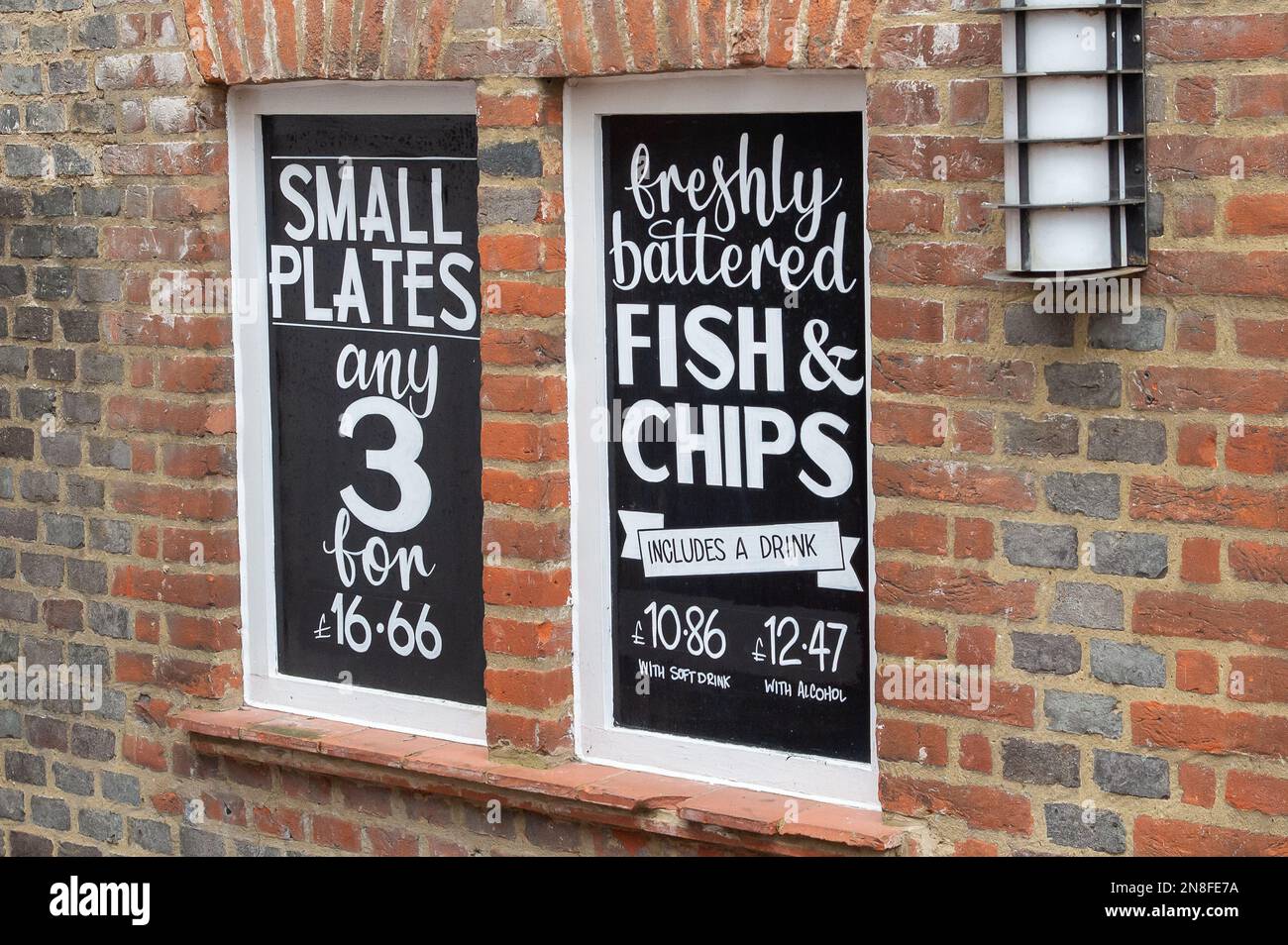 Windsor, Berkshire, Großbritannien. 11. Februar 2023. Der Wetherspoon King and Castle Pub in Windsor, Berkshire. Während die Krise der Lebenshaltungskosten fortschreitet, sind die Preise in der Kneipenkette J D Wetherspoon um 7,5 % gestiegen, indem sie zusätzliche 29p Dollar auf ein Bier und 75p Dollar auf Essen in ihren Kneipen setzen. Kredit: Maureen McLean/Alamy Live News Stockfoto