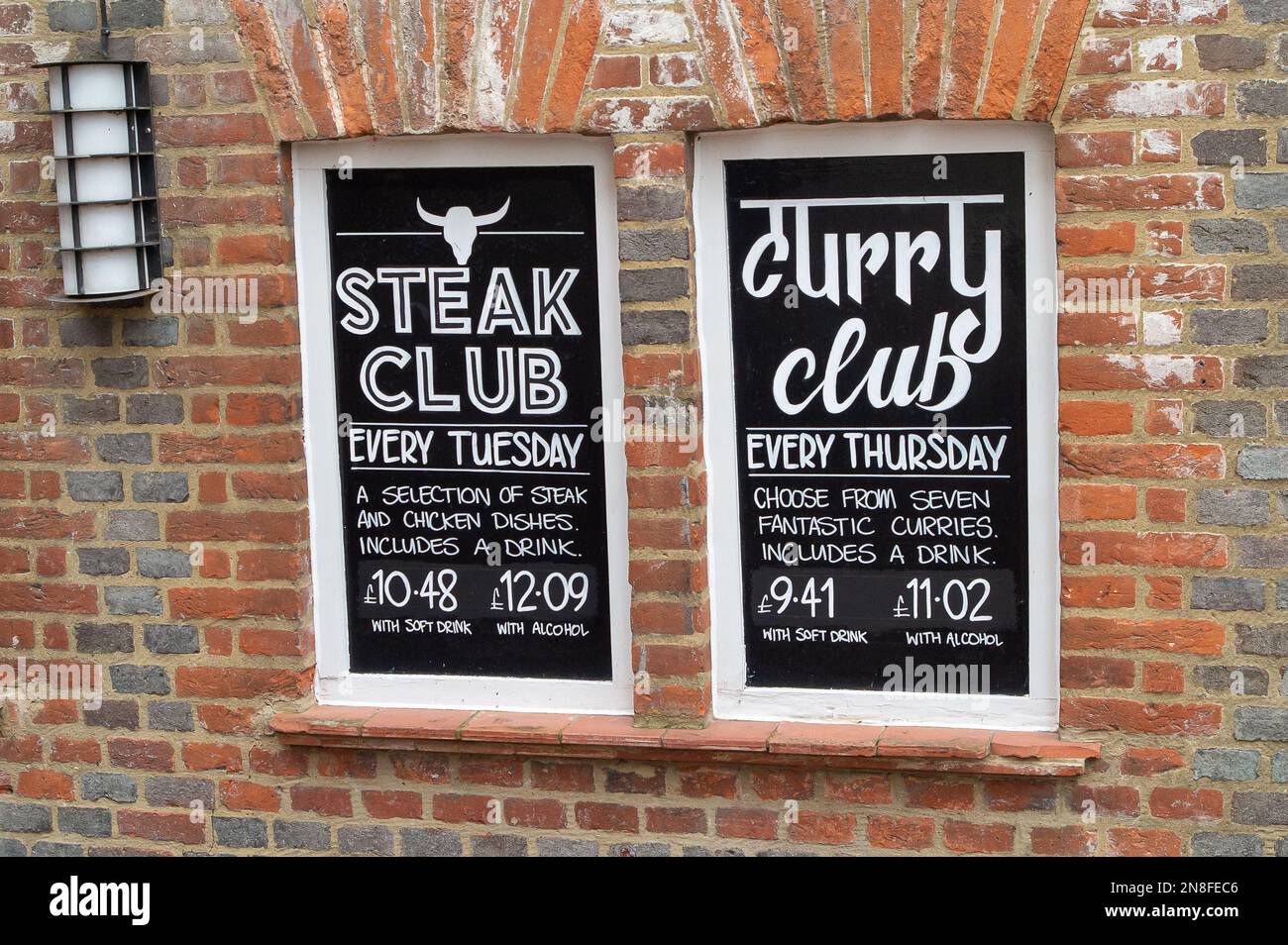 Windsor, Berkshire, Großbritannien. 11. Februar 2023. Der Wetherspoon King and Castle Pub in Windsor, Berkshire. Während die Krise der Lebenshaltungskosten fortschreitet, sind die Preise in der Kneipenkette J D Wetherspoon um 7,5 % gestiegen, indem sie zusätzliche 29p Dollar auf ein Bier und 75p Dollar auf Essen in ihren Kneipen setzen. Kredit: Maureen McLean/Alamy Live News Stockfoto