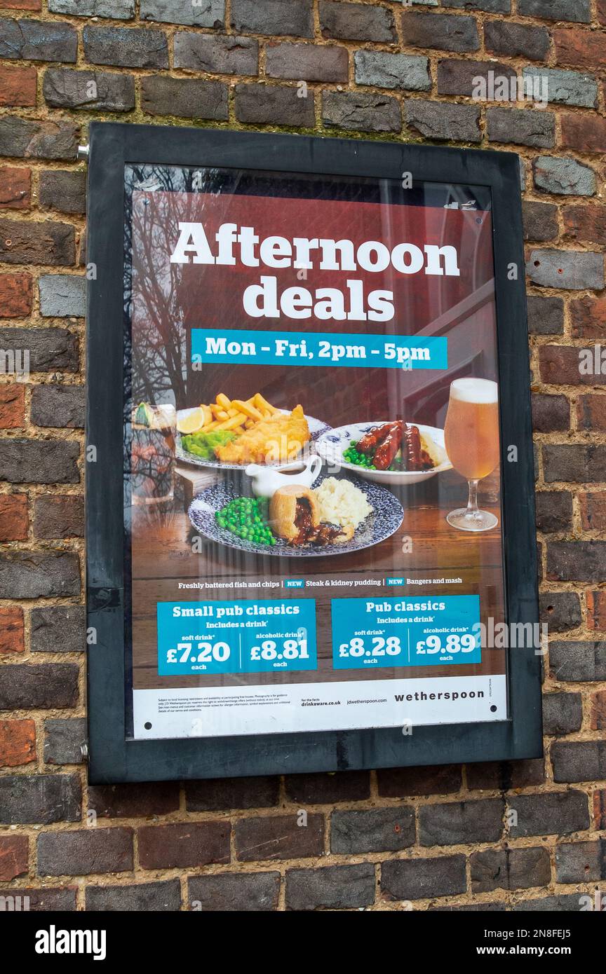 Windsor, Berkshire, Großbritannien. 11. Februar 2023. Der Wetherspoon King and Castle Pub in Windsor, Berkshire. Während die Krise der Lebenshaltungskosten fortschreitet, sind die Preise in der Kneipenkette J D Wetherspoon um 7,5 % gestiegen, indem sie zusätzliche 29p Dollar auf ein Bier und 75p Dollar auf Essen in ihren Kneipen setzen. Kredit: Maureen McLean/Alamy Live News Stockfoto