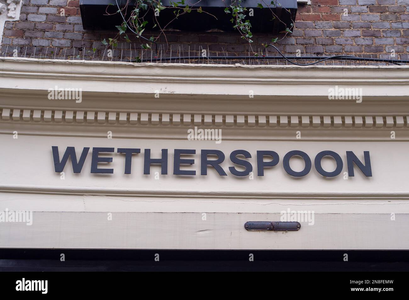 Windsor, Berkshire, Großbritannien. 11. Februar 2023. Der Wetherspoon King and Castle Pub in Windsor, Berkshire. Während die Krise der Lebenshaltungskosten fortschreitet, sind die Preise in der Kneipenkette J D Wetherspoon um 7,5 % gestiegen, indem sie zusätzliche 29p Dollar auf ein Bier und 75p Dollar auf Essen in ihren Kneipen setzen. Kredit: Maureen McLean/Alamy Live News Stockfoto
