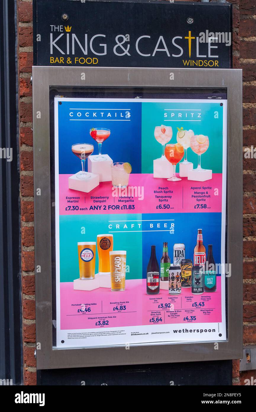 Windsor, Berkshire, Großbritannien. 11. Februar 2023. Der Wetherspoon King and Castle Pub in Windsor, Berkshire. Während die Krise der Lebenshaltungskosten fortschreitet, sind die Preise in der Kneipenkette J D Wetherspoon um 7,5 % gestiegen, indem sie zusätzliche 29p Dollar auf ein Bier und 75p Dollar auf Essen in ihren Kneipen setzen. Kredit: Maureen McLean/Alamy Live News Stockfoto