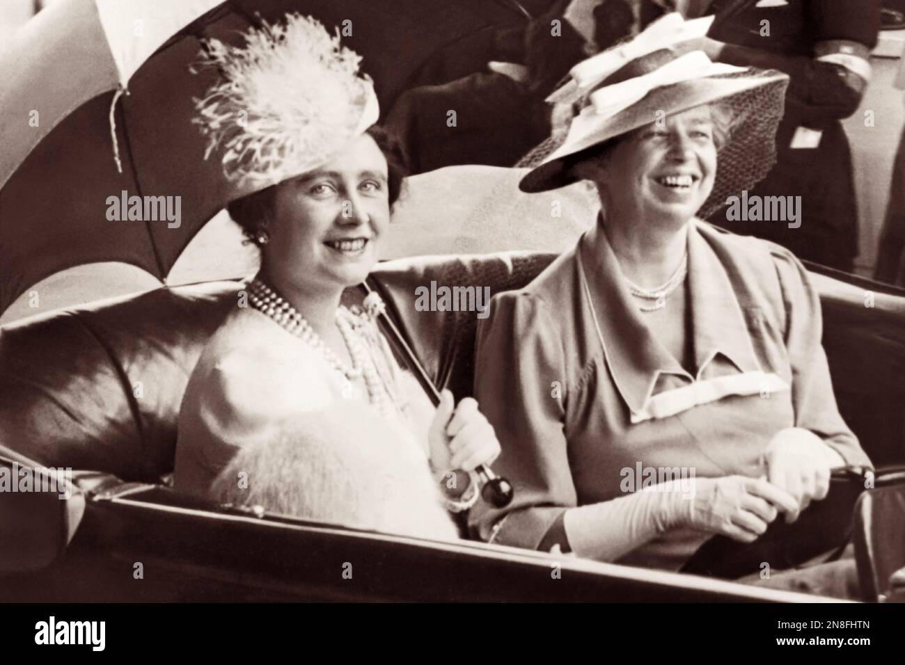 Eleanor Roosevelt und Königin Elizabeth, die einen Schirm halten, in einem Auto, das am 8. Juni 1939 während des königlichen Besuchs in den Vereinigten Staaten von Großbritannien König George VI. Und der Königlichen Gemahlin die Union Station zum Weißen Haus verlässt. Stockfoto