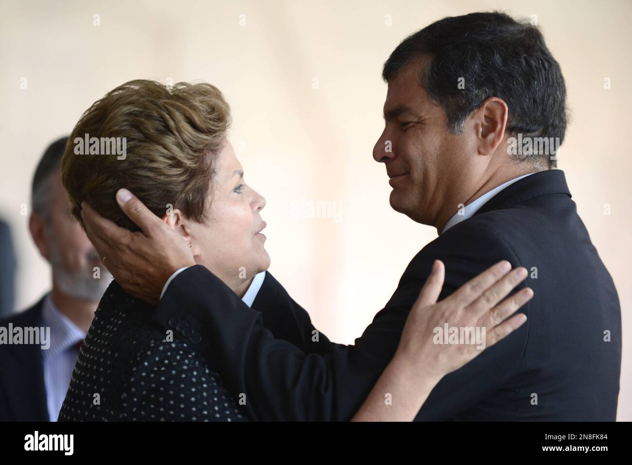 Brazil's President Dilma Rousseff, left, receives Ecuador's President Rafael Correa as he arrives for a welcoming ceremony of the summit of the South American trading bloc, Mercosur, at the Itamaraty palace, in Brasilia, Brazil, Friday, Dec. 7, 2012. (Photo/Cadu Gomes) Stockfoto