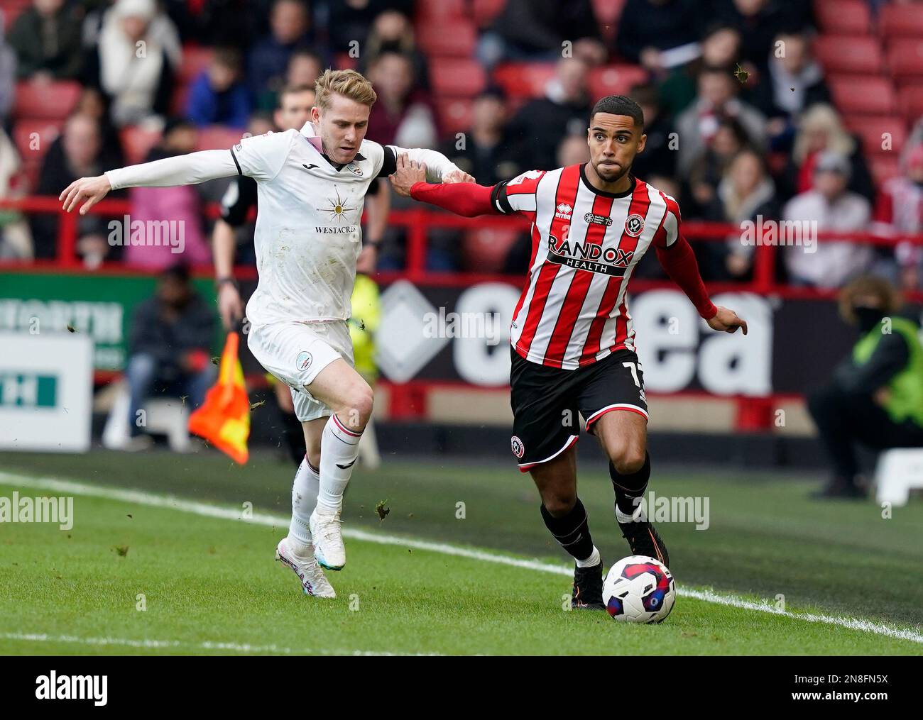 Sheffield, England, 11. Februar 2023. Max Lowe of Sheffield Utd (R) wird während des Sky Bet Championship-Spiels in Bramall Lane, Sheffield, von Ollie Cooper aus Swansea City herausgefordert. Der Bildausdruck sollte lauten: Andrew Yates/Sportimage Credit: Sportimage/Alamy Live News Stockfoto