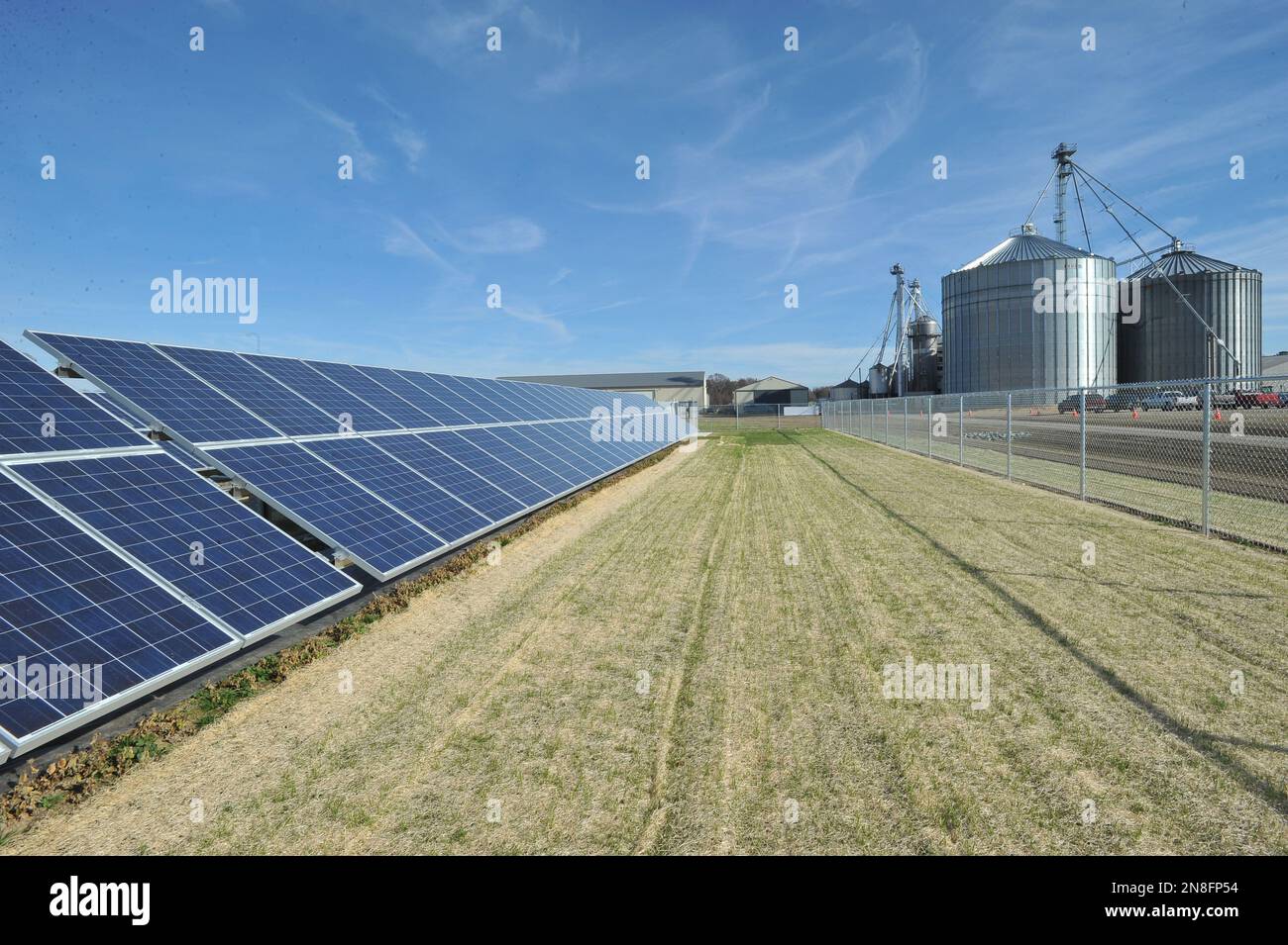 The 200 kW solar array, which will power farm operations, is seen next to the grain handling facilities that include drying and storage, at the Sustainable Agriculture Celebration at Harborview Farms on Thursday, December 6, 2012 in Rock Hall, MD. Harborview Farms is one of the largest and most sustainably driven farming operations in Maryland. (Larry French/AP Images for DuPont) Stockfoto