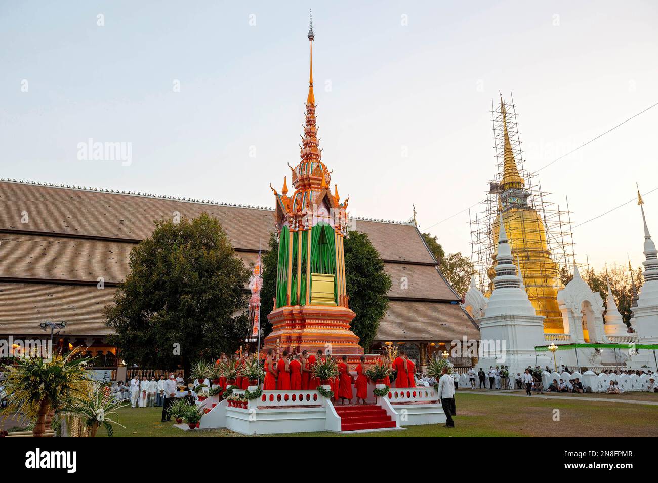Thailändische buddhistische Mönche nehmen an der Beerdigung von