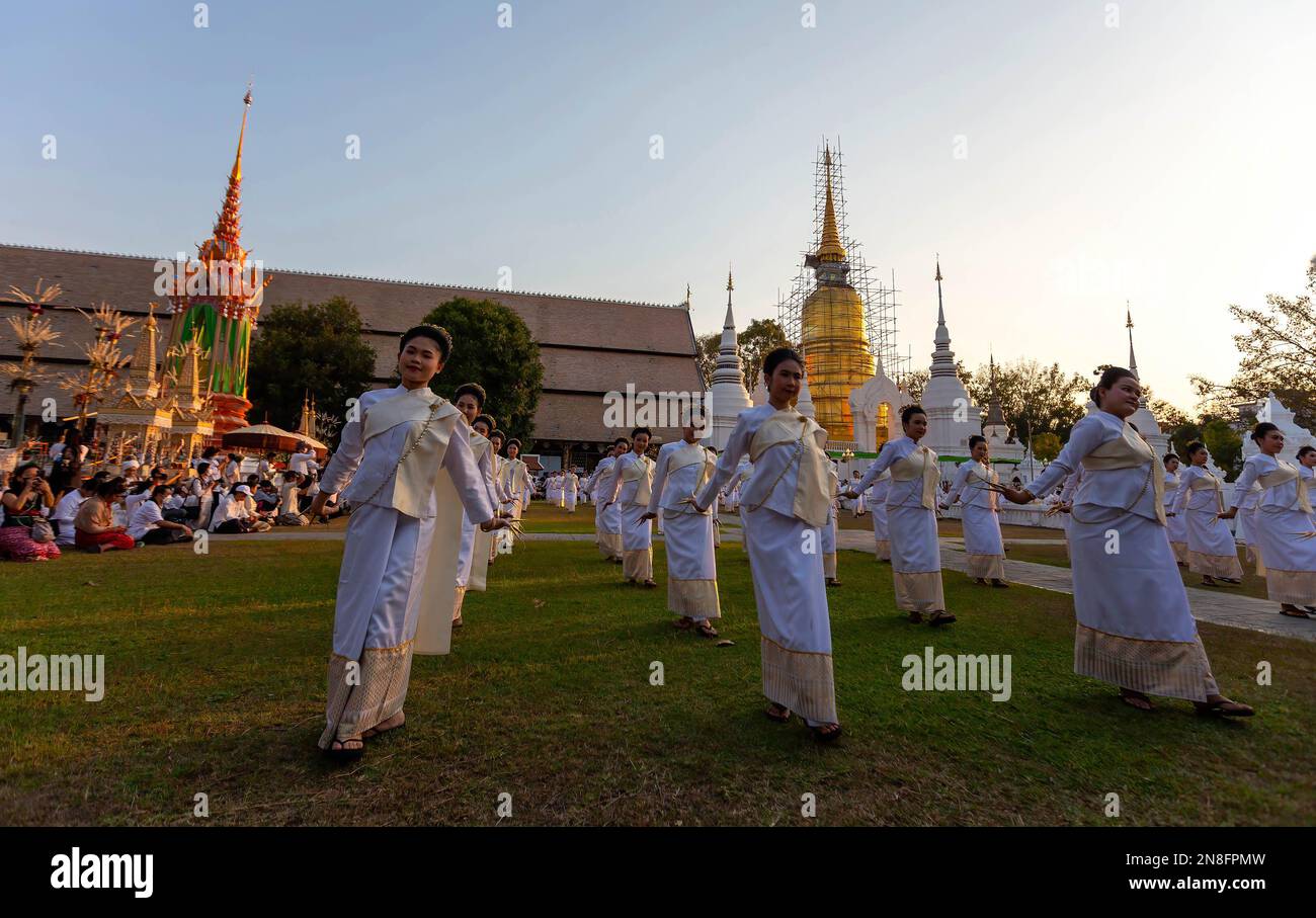 Traditionelle Tänzer führen thailändische Lanna-Darbietungen während der Beerdigung von Prinzessin Chao Duang Duean Na Chiang Mai auf, einem hochrangigen Mitglied der königlichen Familie Chiang Mai. Prinzessin Chao Duangduen Na Chiang Mai war die Enkelin von Prinz Kaew Naovarat, dem letzten König von Lanna und Prinz von Chiang Mai. Das königliche Haus, das einst die Königreiche von Chiang Mai regierte, während der frühen Rattanakosin-Ära bis zur siamesischen Vereinigung. Begräbnis für Prinzessin Chao Duang Duean Na Chiang Mai, die von den Menschen für ihre lokalen und nationalen Beiträge sehr geschätzt wird und von ihrer Familie, ihren Mitgliedern und d besucht wird Stockfoto