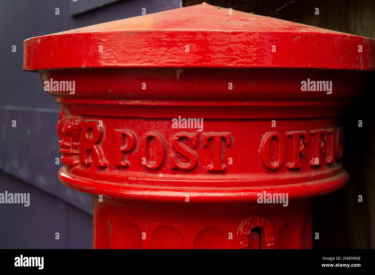 Eton, Windsor, Großbritannien. 11. Februar 2023. Ein kunstvoll verziertes Postfach in der Eton High Street. Die geplanten Streiks von Royal Mail vom 16. Und 17. Februar 2023 wurden annulliert. Die Royal Mail sagte: "Die CWU hat ihre geplante Streikaktion abgebrochen, nachdem sie einen Fehler in ihrer Streikmeldung gemacht hatte. Royal Mail begrüßt, dass die CWU den Streik abgesagt hat. Wir beabsichtigen, diese Zeit und diesen Raum für weitere Diskussionen zu nutzen, um zu versuchen, eine Einigung zu erzielen, und wir haben Treffen in dieser Woche vorgeschlagen." Kredit: Maureen McLean/Alamy Live News Stockfoto