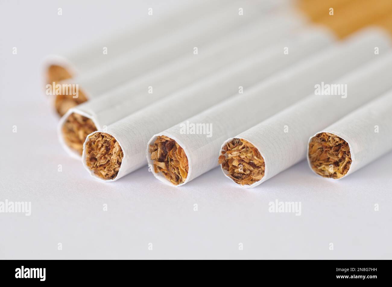 Nahaufnahme von Zigaretten und Tabak auf weißem Hintergrund Stockfoto