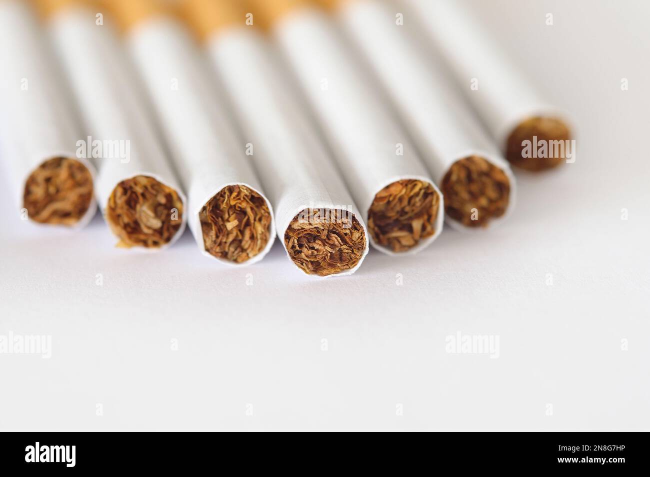 Nahaufnahme von Zigaretten und Tabak auf weißem Hintergrund Stockfoto