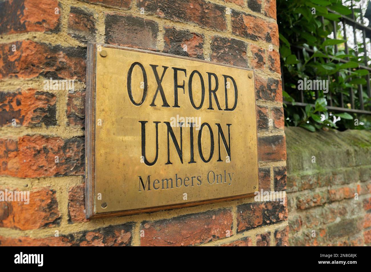 Eine gravierte Messingtafel oder ein Namensschild vor dem Eingang zur Oxford Union, einer berühmten Diskussionsgesellschaft in der historischen Stadt Oxford, England, Großbritannien Stockfoto