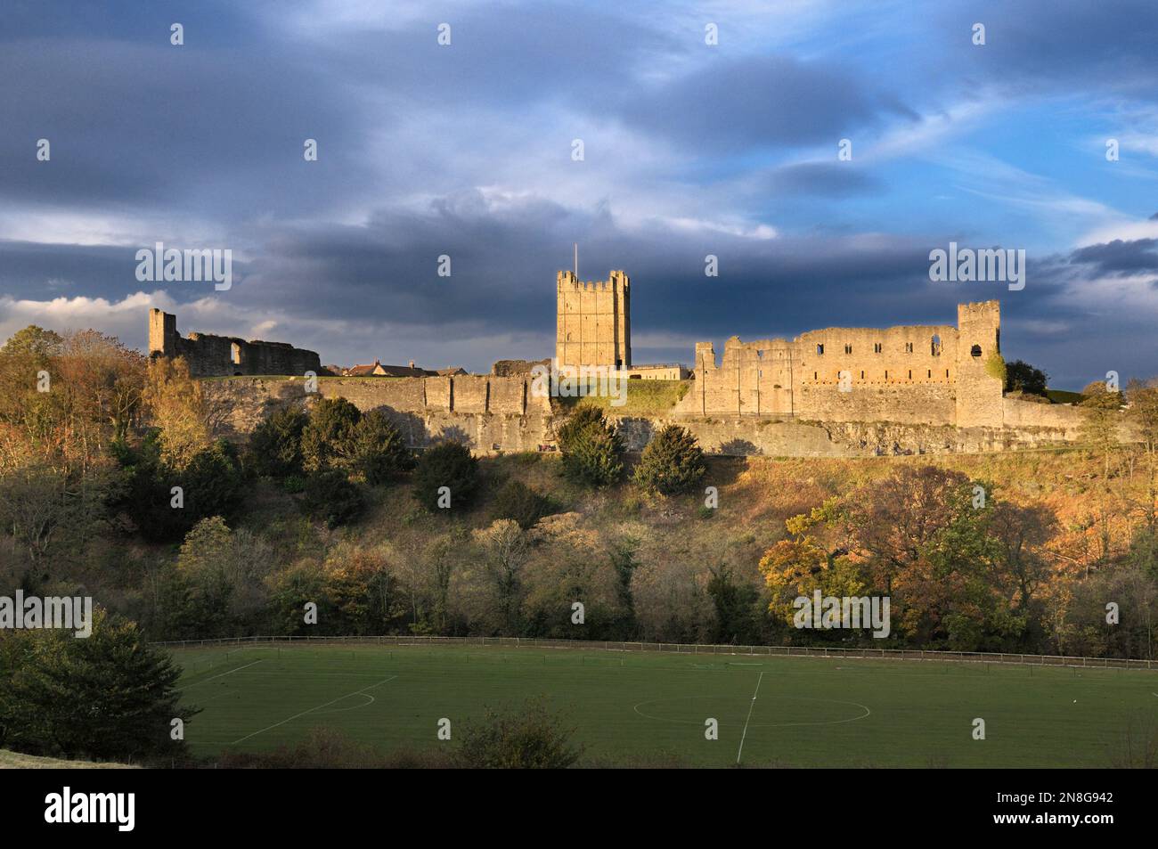 Ein Blick auf Richmond Castle, 1070, eines der am besten erhaltenen Beispiele eines frühen normannischen Schlosses in England. Richmondshire, North Yorkshire, Großbritannien. Schlösser Stockfoto