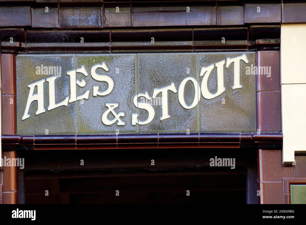 Ale und Stout-Schild, Vulcan Public House, St. Fagans National Museum of History, in der Nähe von Cardiff. Südwales. 2022 Stunden. Stockfoto