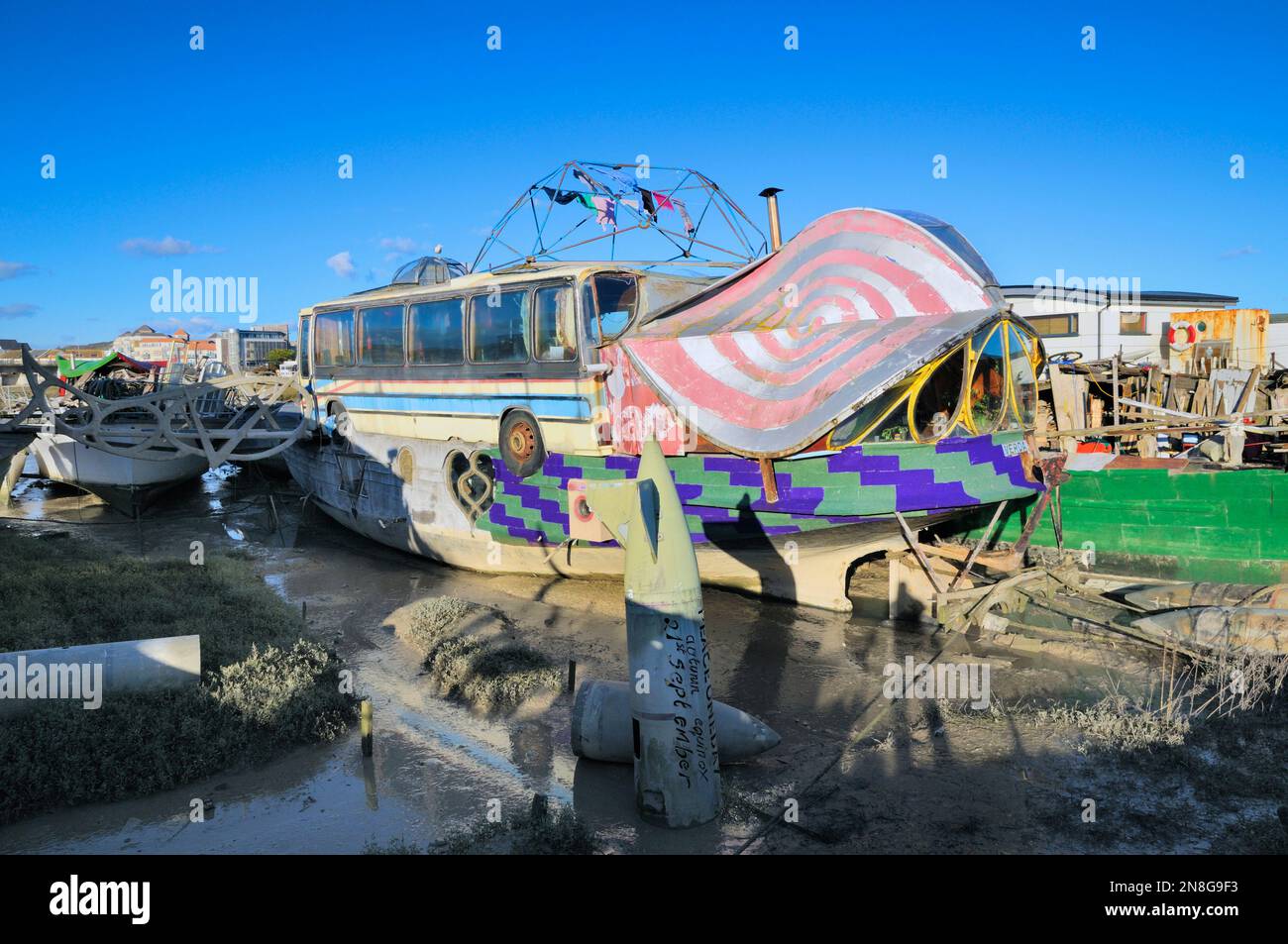 Alternative Leben auf einem künstlerischen und ungewöhnlich gebauten Hausboot am Ufer des Flusses Adur, Shoreham-by-Sea, West Sussex, England, Großbritannien Stockfoto