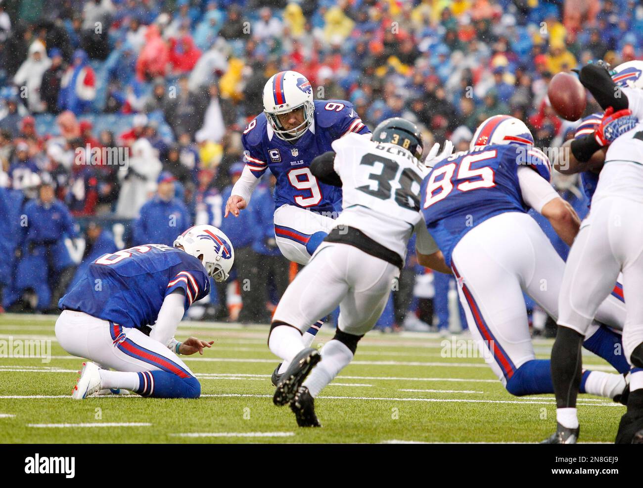 Buffalo Bills place kicker Rian Lindell (9) kicks a point after touchdown during the first half of an NFL football game against the Jacksonville Jaguars Sunday, Dec. 2, 2012 in Orchard Park, N.Y. (AP Photo/Bill Wippert) Stockfoto