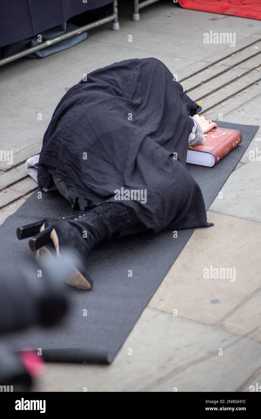 London, UK - 11. Februar 2023: Aufführung eines Kampfes zwischen Ayatollahs und einem iranischen Mädchen um Hijab und Freiheit. Heute ist der 44. Jahrestag der Islamischen Revolution im Iran. Nach mehr als fünf Monaten anhaltender Proteste zur Unterstützung der Frau, des Lebens und der Freiheitsbewegung versammelten sich Tausende von Demonstranten auf Trafalgar Square. Das Regime im Iran anzuprangern. Demonstranten hielten die Shir-o-Khorshid-Flagge (Löwe und Sonne) des Iran. Diese Flagge war jahrhundertelang Teil der iranischen nationalen Identität – die nach der Islamischen Revolution im Jahr 1979 geändert wurde. Kredit: Sinai Noor/Alamy Live News Stockfoto