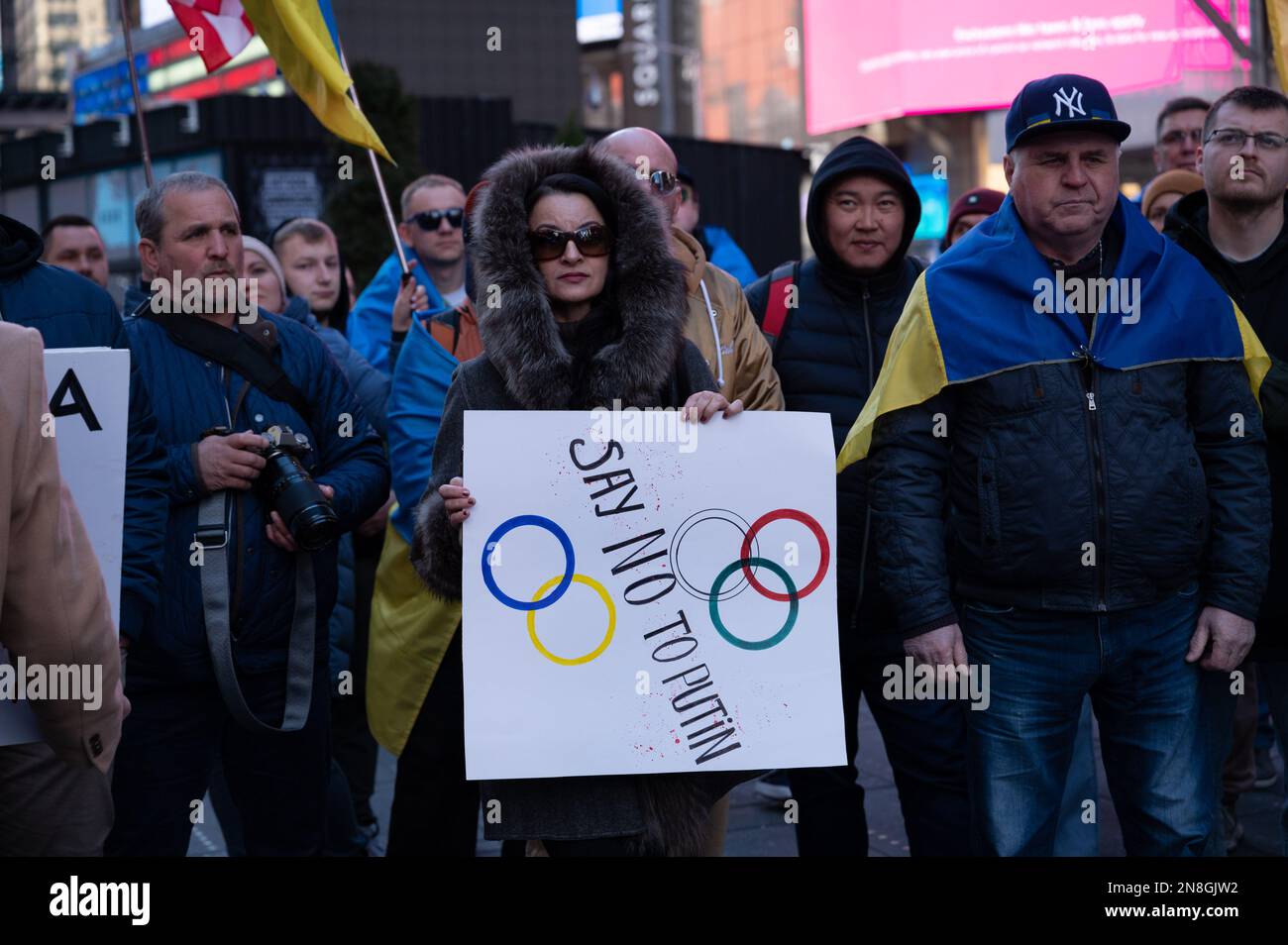 New York, USA. 11. Februar 2023. Anhänger der Ukraine versammeln sich am Times Square, um gegen Russlands Teilnahme an den Olympischen Sommerspielen 2024 in New York am 11. Februar 2023 zu protestieren. (Foto: Matthew Rodier/Sipa USA) Guthaben: SIPA USA/Alamy Live News Stockfoto