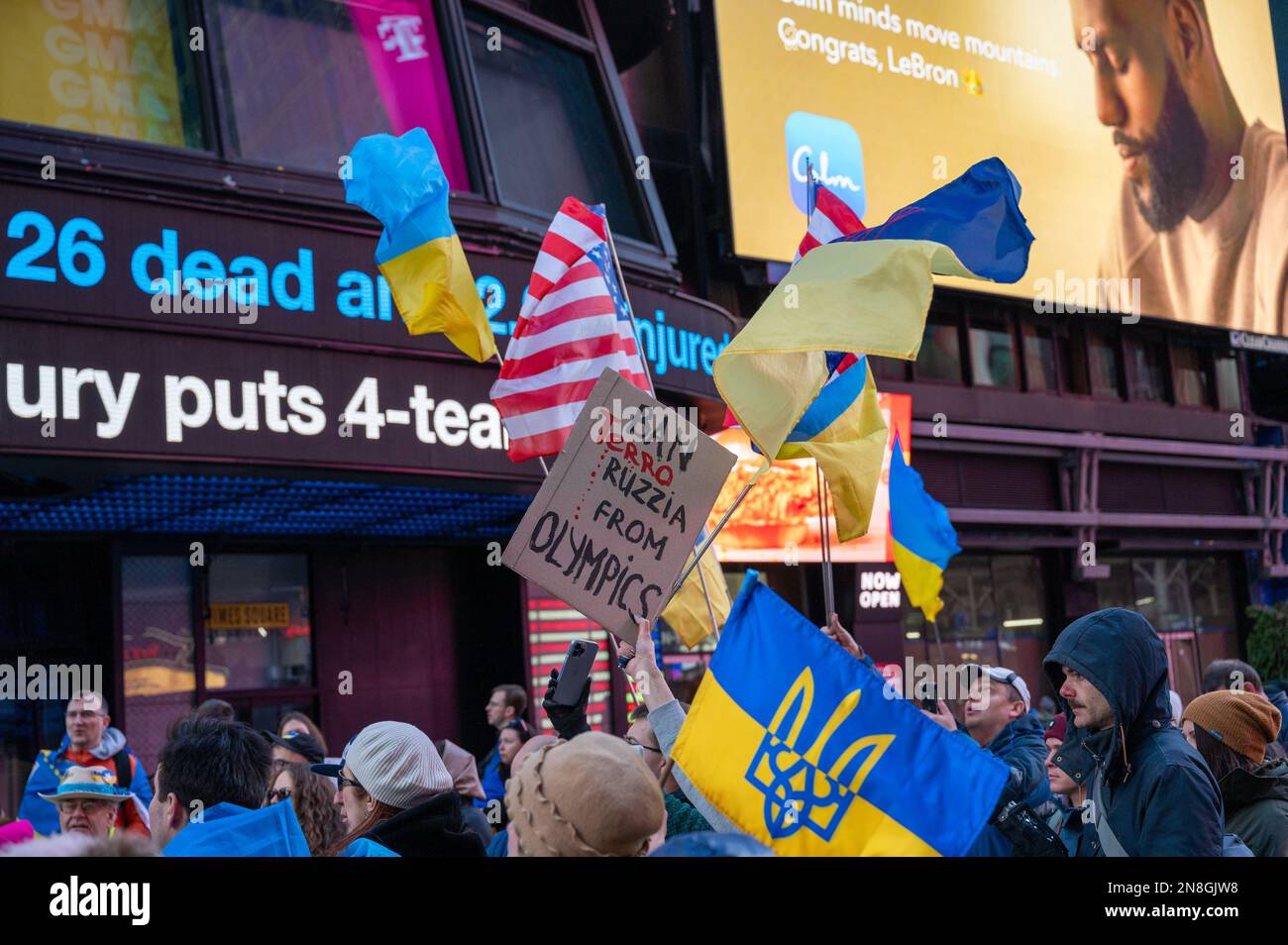 New York, USA. 11. Februar 2023. Anhänger der Ukraine versammeln sich am Times Square, um gegen Russlands Teilnahme an den Olympischen Sommerspielen 2024 in New York am 11. Februar 2023 zu protestieren. (Foto: Matthew Rodier/Sipa USA) Guthaben: SIPA USA/Alamy Live News Stockfoto