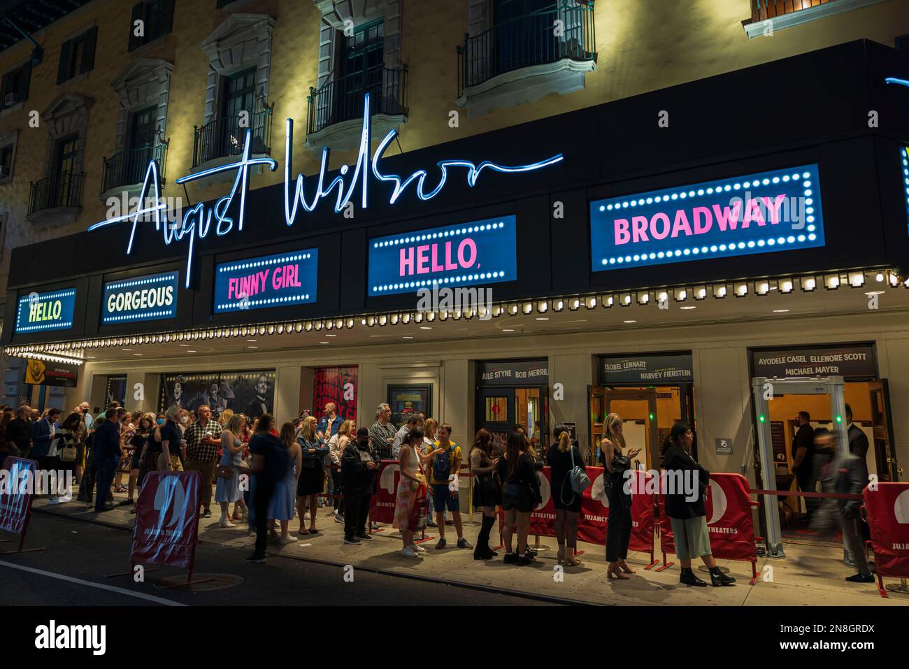 Blick auf die Leute in der Schlange, um das berühmte Musical im August Wilson Theater am Broadway, Manhattan, New York, zu sehen. USA. Stockfoto
