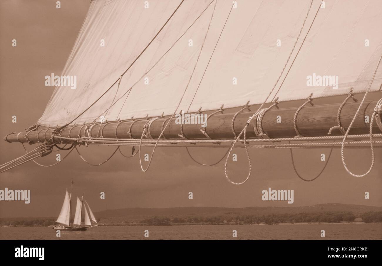 Foto eines antiken Segelschiffs in der Penobscot Bay an der Küste von Maine in Sepiabtönen Stockfoto