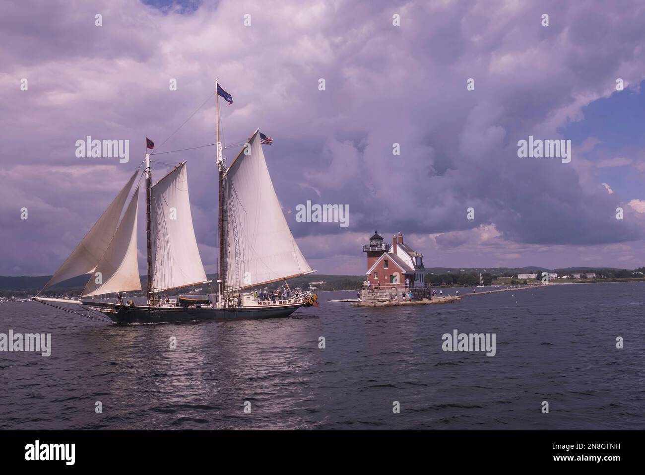 Schoner Stephen Tebo überquert vor Rockland, Maine Breakwater Leuchtturm Stockfoto